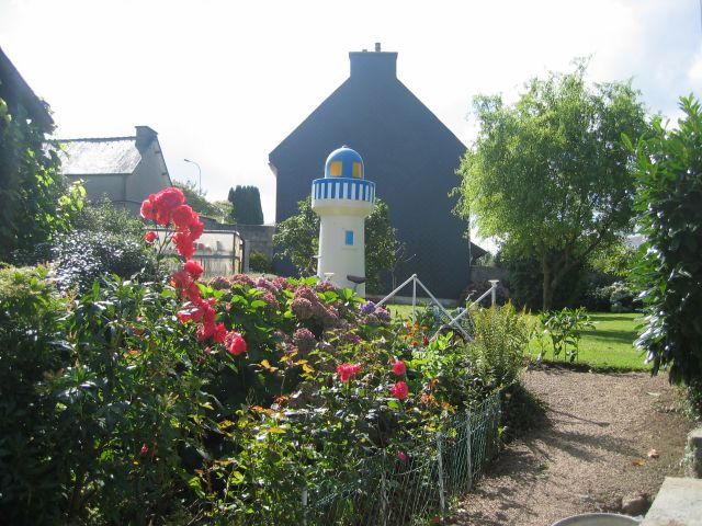 c'est fini, voici le jardin de Claude: il a rcupr le phare chez Leclerc, ils allaient le jeter