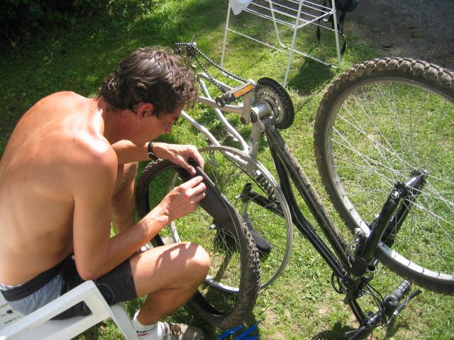 ne pas oublier d'enlever le petit silex du pneu, sinon...