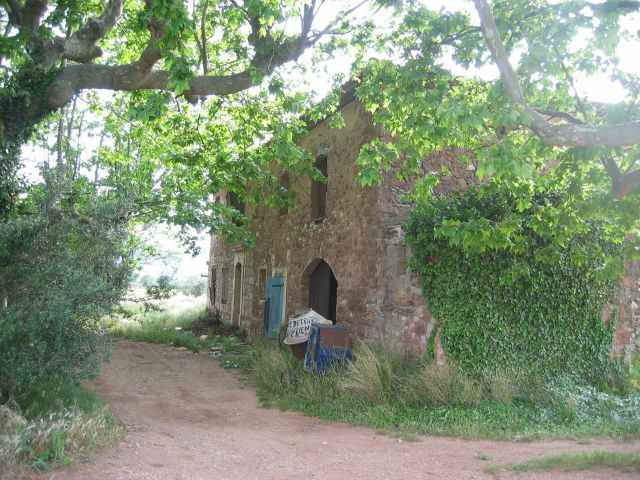 bâtisse en ruine, les cerisiers sont derrière