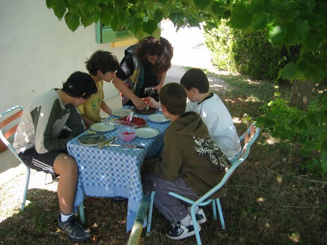 c'est l'anniversaire de Lucas, on allume les bougies