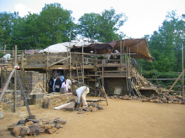 les visiteurs et les travailleurs se croisent