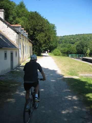 on part le long du canal, qui file vers Brest