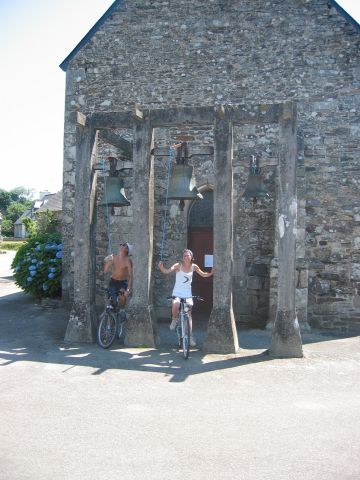 les cloches de l'église St-Pierre, toujours à Plelauff