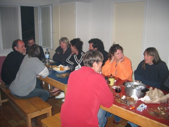 Tout le monde est rassasié, on discute tranquillement