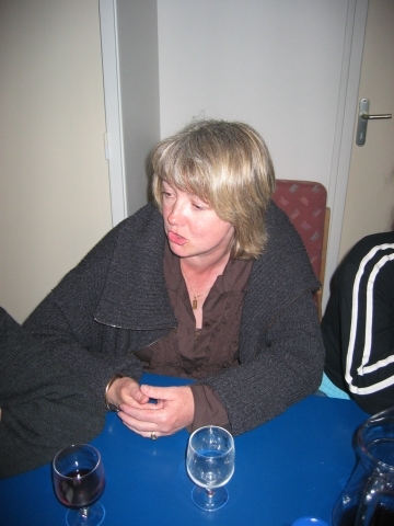 Françoise discute tranquillement (ton verre est vide)