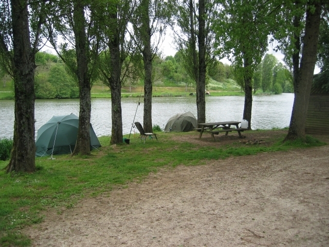 et sur les berges les pêcheurs sont installés