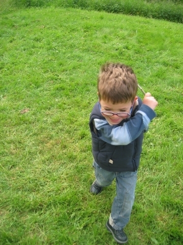 Corentin a trouvé un bout de branche, et comment s'en servir !