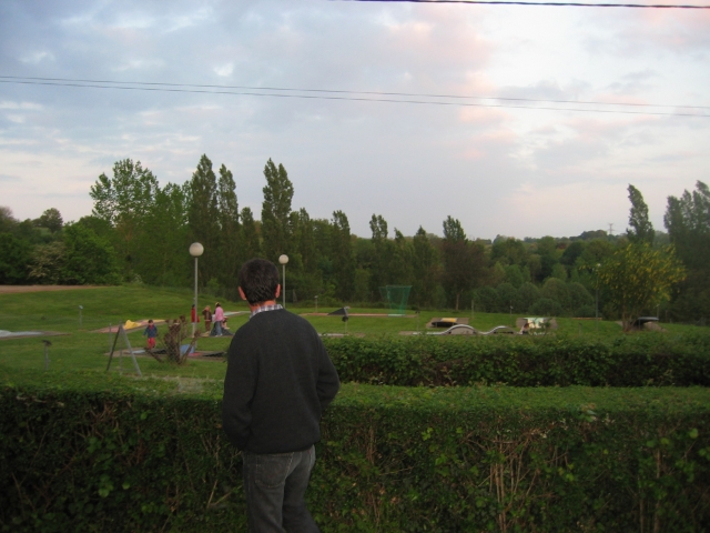 au mini-golf, les enfants s'amusent