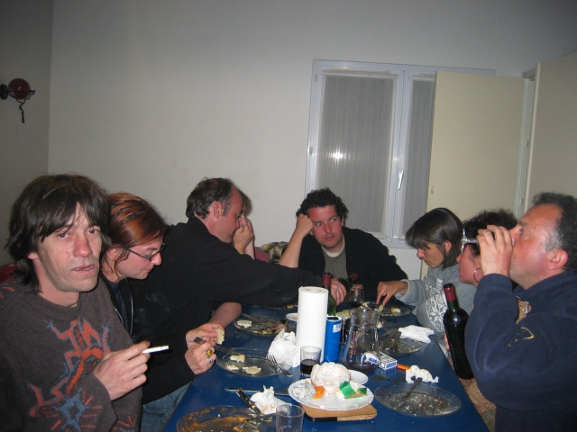 et c'est déjà la fin du repas des grands. Patrice ne lache pas la bouteille de rouge...