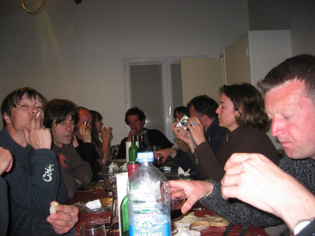 Caro admire encore son nouvel appareil photo... ça va, on l'a vu !