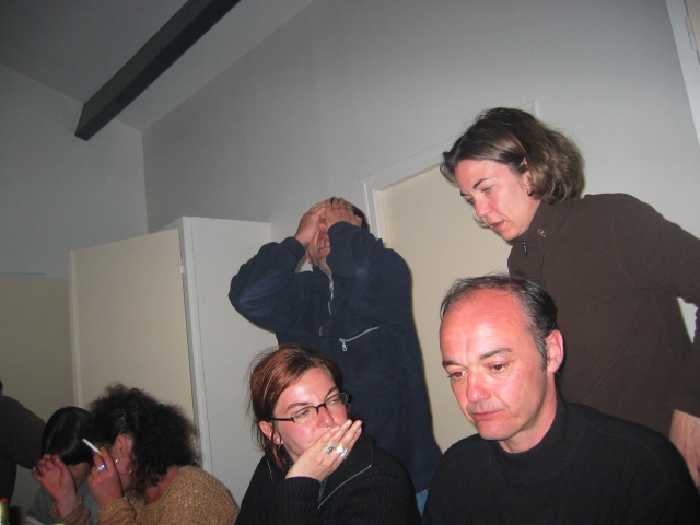 Patrice vient de s'apercevoir qu'il n'y a plus de vin rouge...