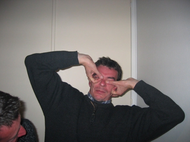 Eric reste sur son idée d'acteur américain... il le mime très bien...