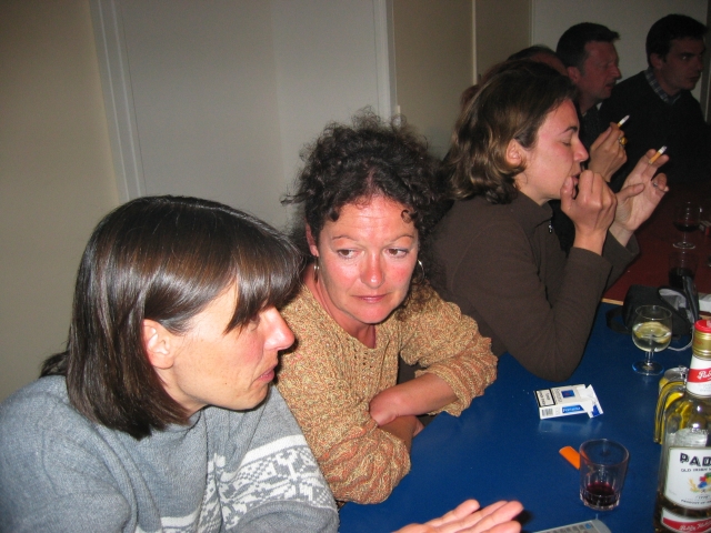 Nathalie propose de d'offir un verre de whisky à Eric