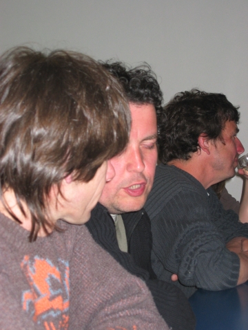 Bernard commence à parler les yeux fermés...