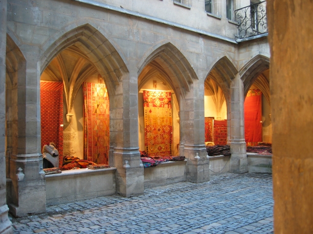 la cour et les lumières sont magnifiques