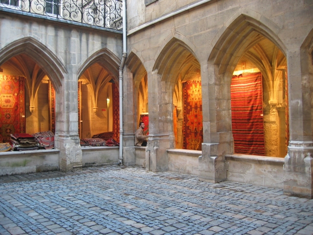 je n'ai pas retenu le nom de la cour...