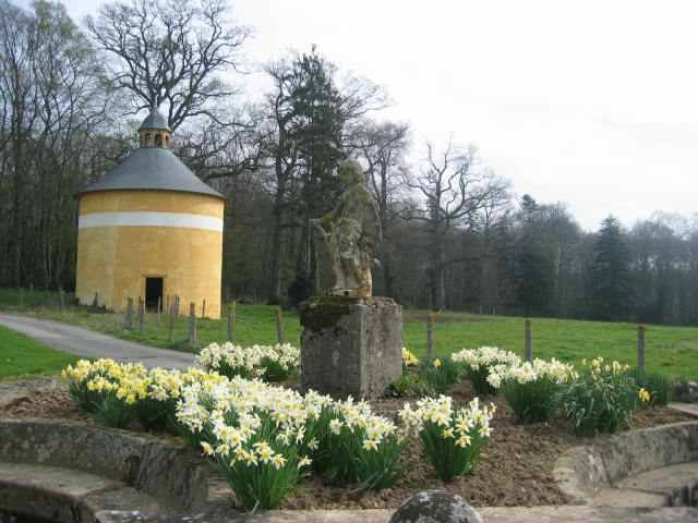 belles jonquilles, et derrière ce qui devait servir de grenier