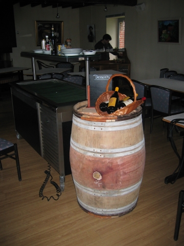 il ne ferait pas bien là ? pour donner envie de goûter les vins de pays ?
