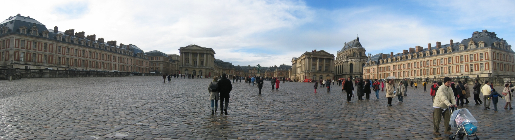 panoramique du château... c'est très grand !