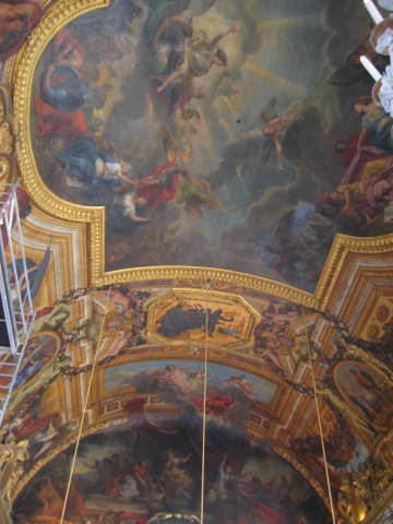 le plafond é été peint par Le Brun