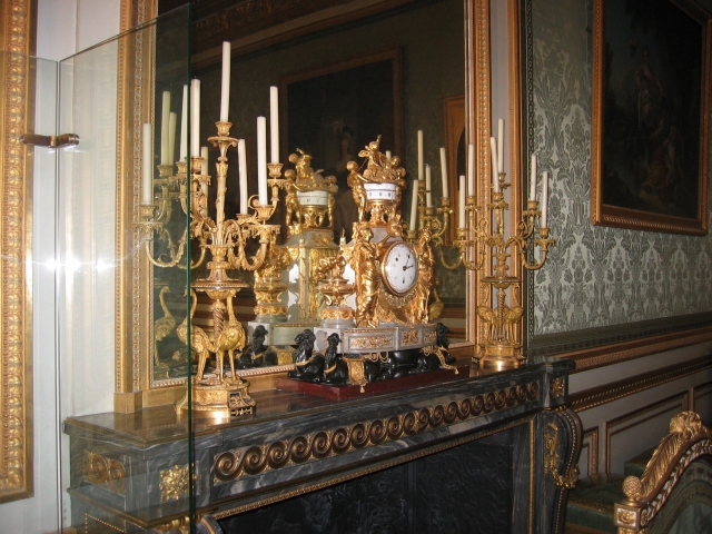 La pendule et les deux candélabres placés sur la cheminée proviennent du boudoir turc du comte d'Artois