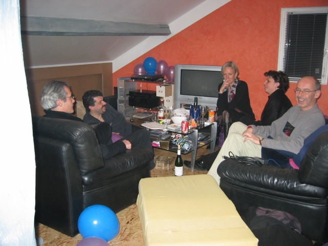 tout commence normalement ou presque, apéro au salon, situé sous les toits...