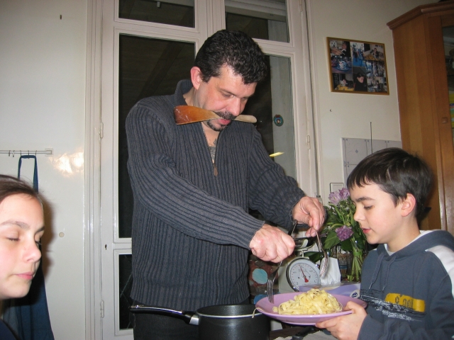 et c'est Gaston qui fait le service: des pâtes pour Antoine...