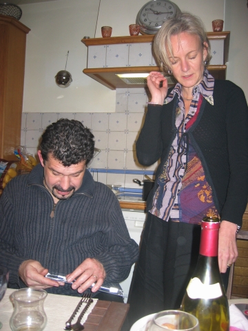 Anne attend le CD.. Gaston a du mal à faire son choix