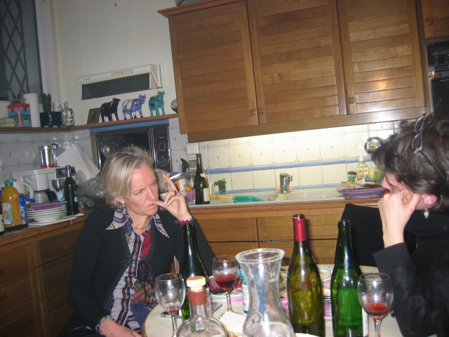 pendant ce temps, Anne et Dolorès discutent tranquillement