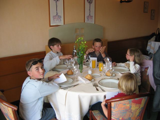 la table des enfants est maintenant au complet