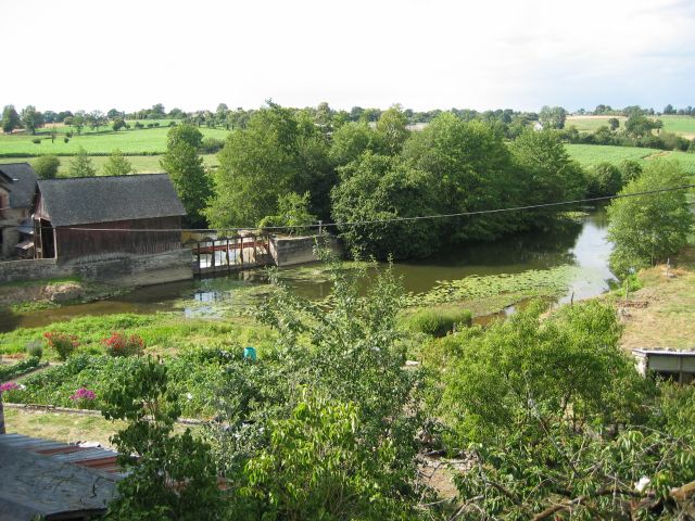 c'est pas beau ? la rivire, un petit barrage...