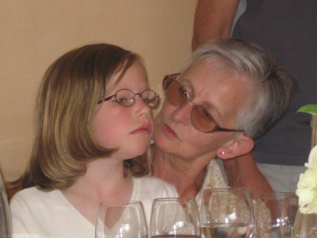 Eva se fait consoler par sa mamie, on dirait...