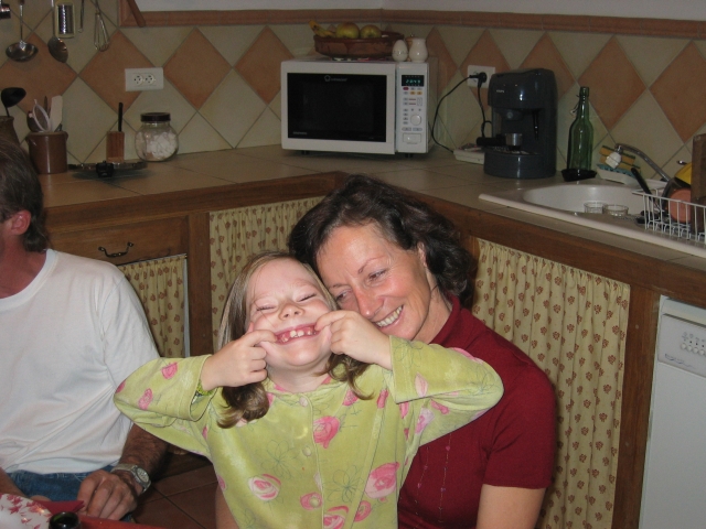 Eva fait un beau sourire (ou une grimace ?)
