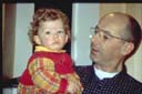 La petite Eva... manifestement très contente d'être dans les bras de son oncle !