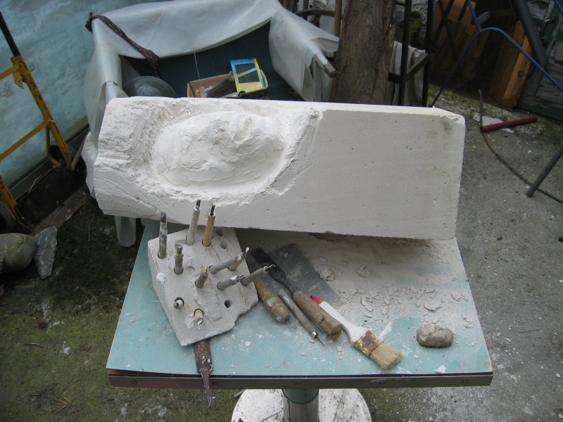 un visage sort de la pierre