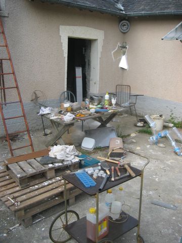 il y a de tout partout, un véritable atelier en plein air