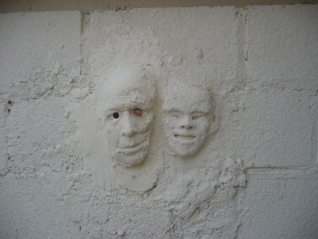 sur le mur, une deuxième tête est apparue