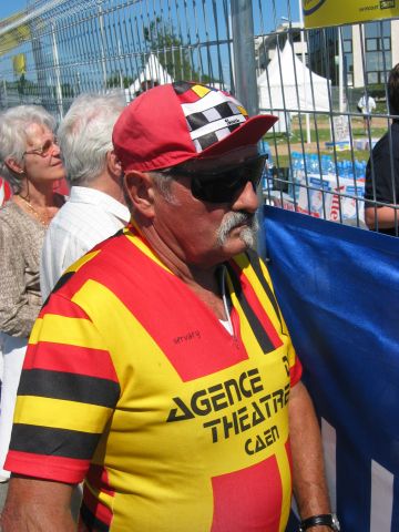 un cycliste gar, mais respectueux devant l'effort fourni