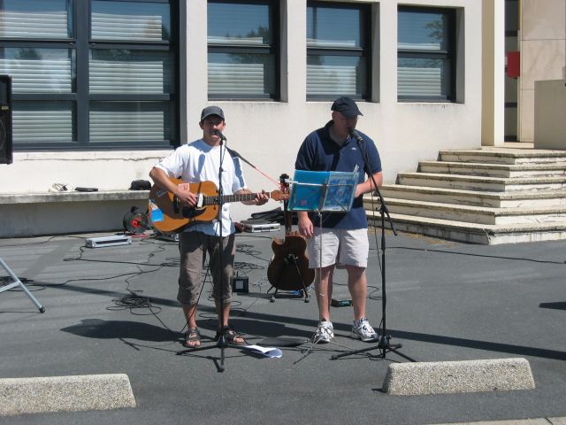 je remonte le dernier kilomte avant l'arrive... tout au long de la course, des musiciens encouragent les coureurs