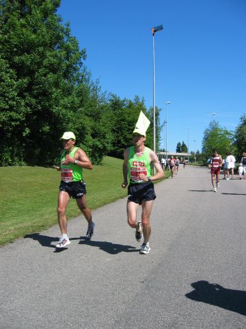 voil le drapeau des 3h30': en suivant ce coureur, cela aide  se reprer par rapport  son objectif