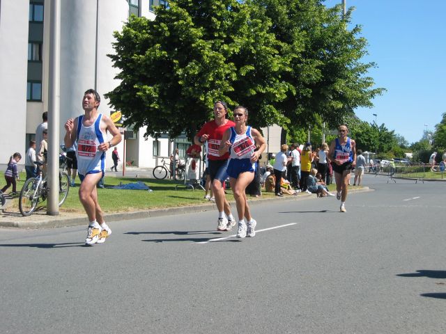 la tte leve, l'esprit tendu vers la ligne d'arrive