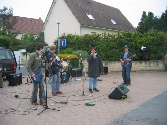 un groupe résolument rock, c'était pas mal, je serais bien resté écouter mais...