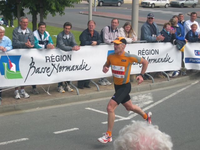 on va voir l'arrivée des marathonieins... celui-là est polonais je crois, belle foulée