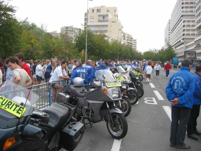 la scurit est l, pour carter la foule en dlire