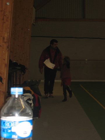 Lola veut le montrer  Gaston, mais il est dj dans le match... il piaffe d'impatience !