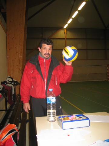 Gaston veut changer le ballon, prt  tout pour dstabiliser l'adversaire