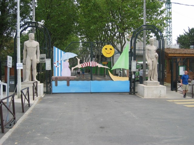 Le portail du complexe sportif de Puteaux... admirez les statues...