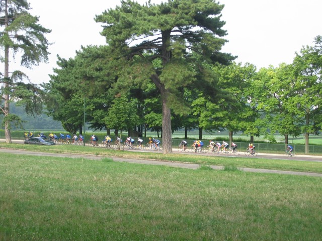 on longe Longchamps, c'est le domaine des cyclistes !