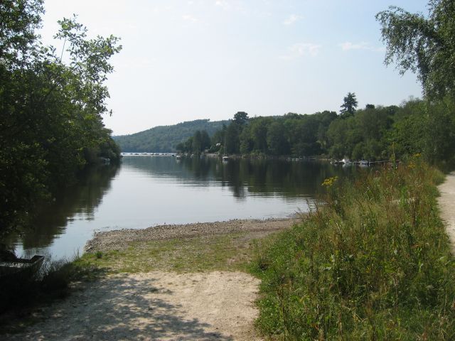 on part vers l'est, et on longe le lac