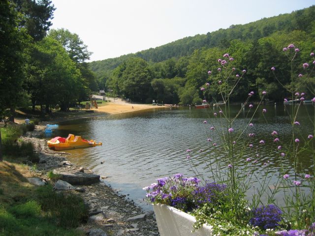 avec un camping et une petite plage.. le coin est tranquille